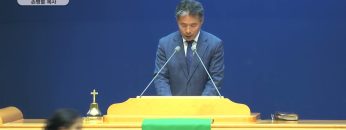 어린양을 품에 안으시는 하나님